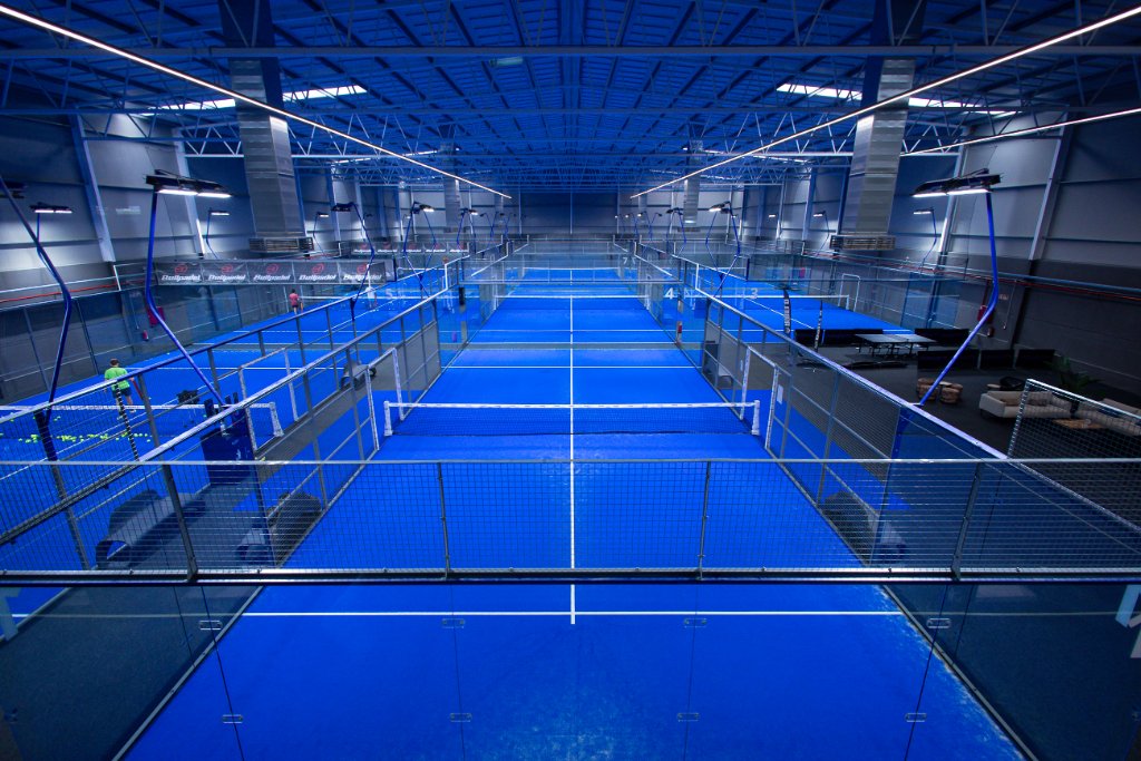 Pistas de pádel indoor de Iron X Deluxe Padel Club en Sevilla